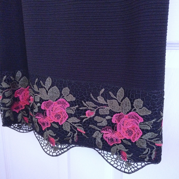 Floral Lace Trimmed Short Sleeve Textured Shift Dress - Picture 4 of 7